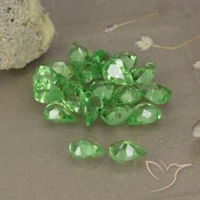 Shop natural 2.85ct ライブリーグリーン ツァボライトガーネット gems, 洋梨の形, from タンザニア at GemSelect. In stock, global shipping!