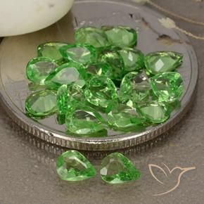 Shop natural 2.48ct ライブリーグリーン ツァボライトガーネット gems, 洋梨の形, from タンザニア at GemSelect. In stock, global shipping!