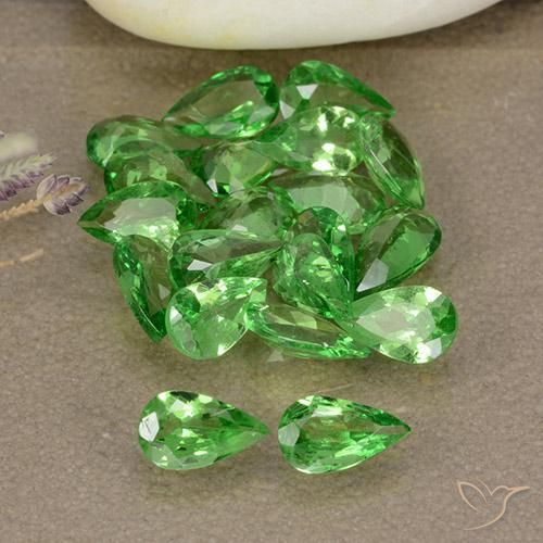 Shop natural 3.47ct ミディアムグリーン ツァボライトガーネット gems, 洋梨の形, from タンザニア at GemSelect. In stock, global shipping!