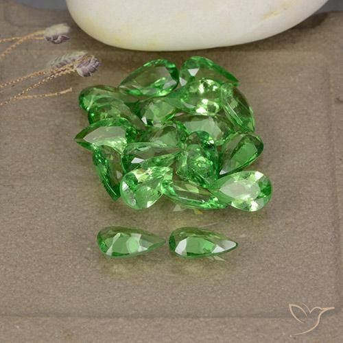 Shop natural 3.47ct ミディアムグリーン ツァボライトガーネット gems, 洋梨の形, from タンザニア at GemSelect. In stock, global shipping!