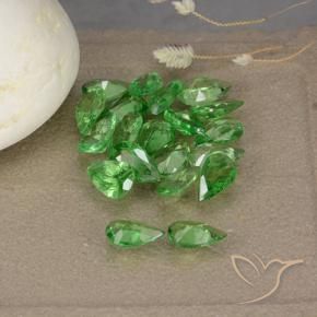 Shop natural 3.30ct ミディアムグリーン ツァボライトガーネット gems, 洋梨の形, from タンザニア at GemSelect. In stock, global shipping!