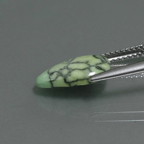2.02カラットの天然イエローグリーンターコイズ（12.5×7.9 mm・洋梨の形）