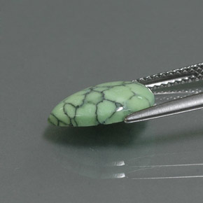 2.41カラットの天然イエローグリーンターコイズ（12.8×9 mm・洋梨の形）