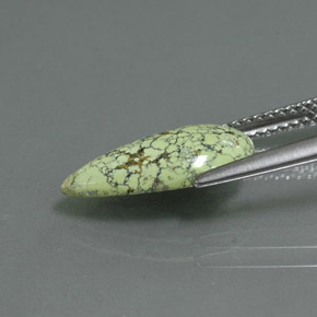 1.85カラットの天然イエローグリーンターコイズ（14.6×7.3 mm・洋梨の形）