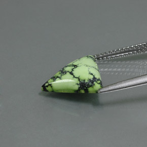 2.48カラットの天然イエローグリーンターコイズ（13.3×10.8 mm・トリリアント）