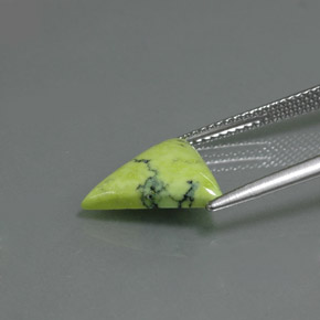 2.59カラットの天然イエローグリーンターコイズ（12.3×11.8 mm・トリリアント）