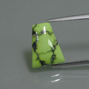 2.62カラットの天然イエローグリーンターコイズ（11.8×9.3 mm・ファンシーシェイプ）
