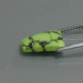 2.62カラットの天然イエローグリーンターコイズ（11.8×9.3 mm・ファンシーシェイプ）