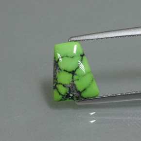 1.63カラットの天然イエローグリーンターコイズ（10.3×8.2 mm・ファンシーシェイプ）