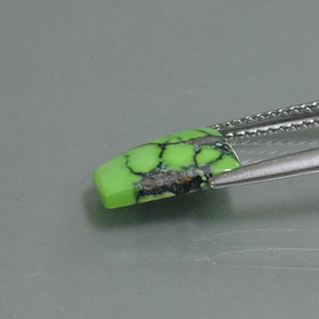 1.63カラットの天然イエローグリーンターコイズ（10.3×8.2 mm・ファンシーシェイプ）