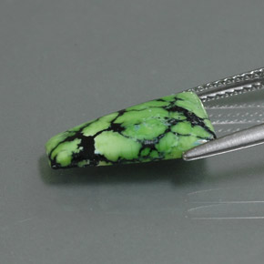 2.84カラットの天然イエローグリーンターコイズ（14.9×10.1 mm・ファンシーシェイプ）