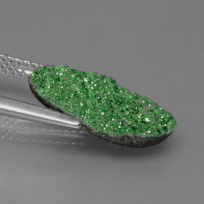 3.78カラットの天然グリーンウバロバイト ガーネットドゥルージー、ファンシーシェイプ、オペーク