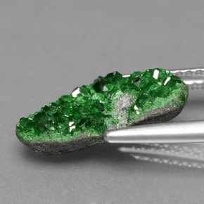 3.57カラットの天然グリーンウバロバイトドゥルージー（14.8×8.8 mm・ファンシーシェイプ）