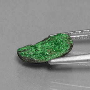 2.43カラットの天然グリーンウバロバイトドゥルージー（11.4×7.8 mm・ファンシーシェイプ）
