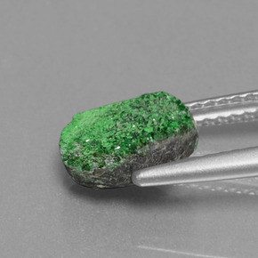 2.39カラットの天然グリーンウバロバイト ガーネットドゥルージー、ファンシーシェイプ、オペーク