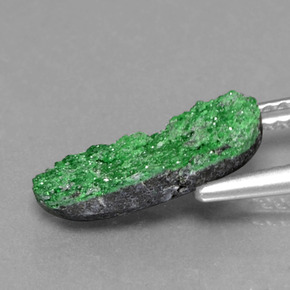 2.74カラットの天然グリーンウバロバイトドゥルージー（14×6.8 mm・ファンシーシェイプ）