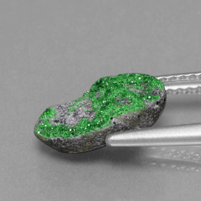 3.14カラットの天然グリーンウバロバイト ガーネットドゥルージー、ファンシーシェイプ、オペーク