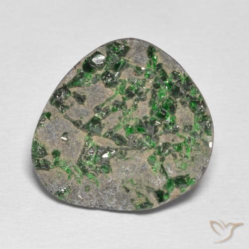 15.49ct 天然 薄いパイングリーン ウバロバイト ガーネットドゥルージー, ファンシー, オペーク