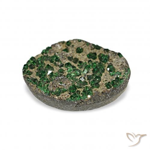 6.73カラットの天然グリーンウバロバイト ガーネットドゥルージー、ファンシーシェイプ、オペーク