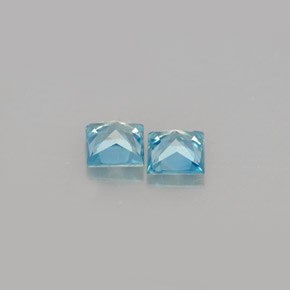 カラットの天然ブルージルコン（4×3.9 mm・四角）