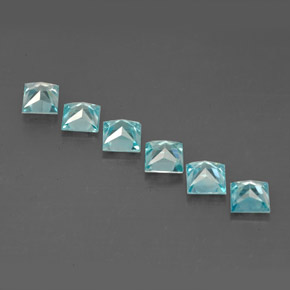 カラットの天然ブルージルコン（3.3×3.2 mm・四角）