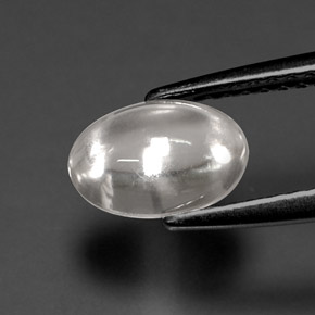 1.72カラットの天然ホワイトジルコン（8.1×5.6 mm・オーバルカット）