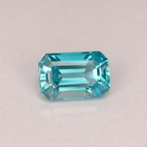 0.90カラットの天然ブルージルコン（6×4 mm・エメラルドカット）