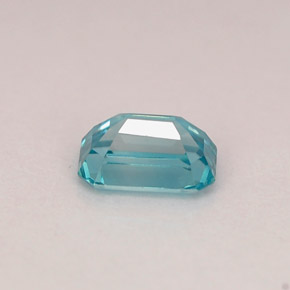 0.90カラットの天然ブルージルコン（6×4 mm・エメラルドカット）