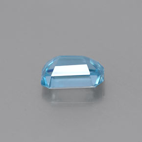 0.86カラットの天然ブルージルコン（5.9×4.1 mm・エメラルドカット）