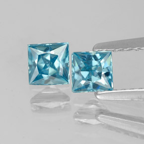 カラットの天然ブルージルコン（4.1×4 mm・四角）