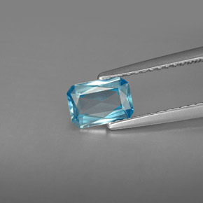 0.93カラットの天然ブルージルコン（6.9×4.8 mm・エメラルドカット）