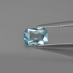 0.99カラットの天然ブルージルコン（6.6×4.8 mm・エメラルドカット）
