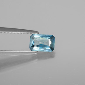 0.66カラットの天然ブルージルコン（6×4 mm・エメラルドカット）