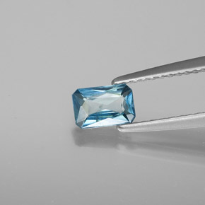0.66カラットの天然ブルージルコン（6×4 mm・エメラルドカット）