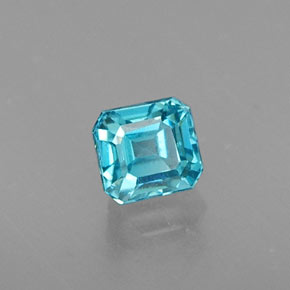 0.56カラットの天然ブルージルコン（3.9×3.6 mm・エメラルドカット）
