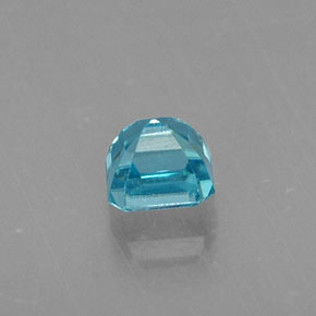 0.56カラットの天然ブルージルコン（3.9×3.6 mm・エメラルドカット）