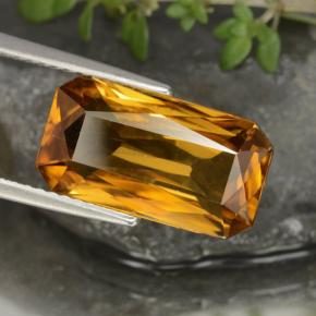 7.91カラットの天然ダークオレンジゴールドジルコン（14.7×8 mm・エメラルドカット）