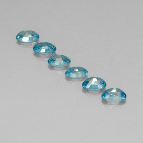 カラットの天然ブルージルコン（6×4 mm・オーバルカット）