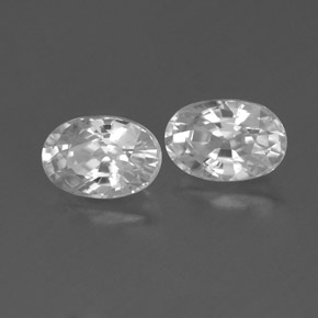 1.62カラットの天然ホワイトジルコン（6.1×4.1 mm・オーバルカット）
