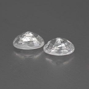 1.71カラットの天然ホワイトジルコン（6.1×4.1 mm・オーバルカット）