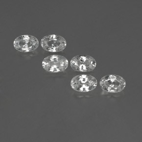 カラットの天然ホワイトジルコン（6.1×4.1 mm・オーバルカット）