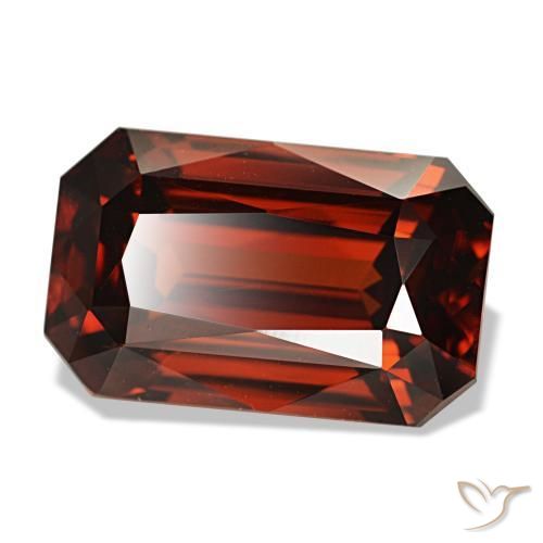 8.30カラットの天然濃いブラッドレッドジルコン（12.5×7.8 mm・エメラルドカット）