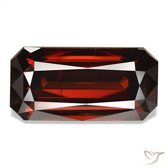 11.44カラットの天然ディープレッドジルコン（15.6×7.8 mm・エメラルドカット）