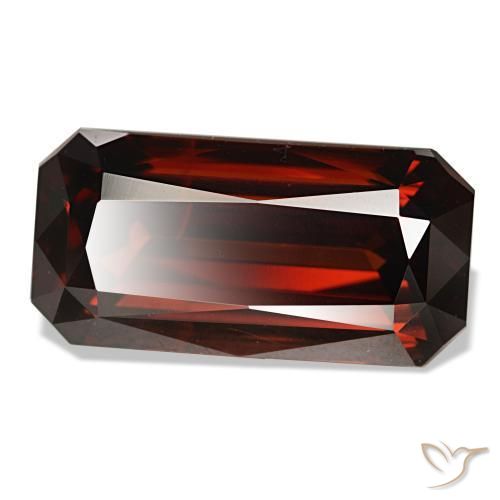 11.44カラットの天然ディープレッドジルコン（15.6×7.8 mm・エメラルドカット）