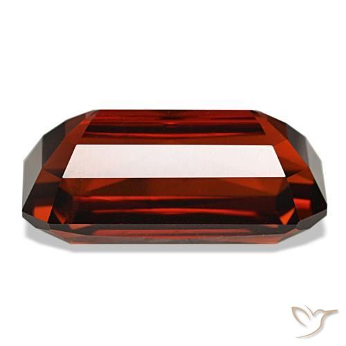 11.44カラットの天然ディープレッドジルコン（15.6×7.8 mm・エメラルドカット）