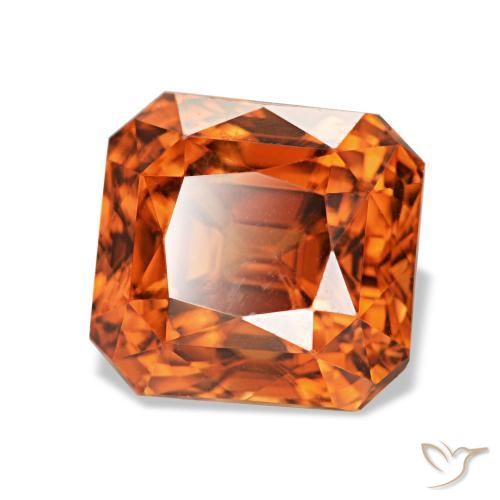 3.67カラットの天然ミディアムレッドジルコン（7.4×7 mm・エメラルドカット）
