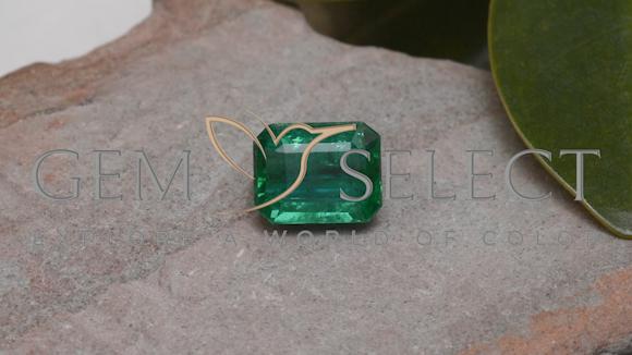 2.28カラットの天然エレクトリックグリーンエメラルド、八角形